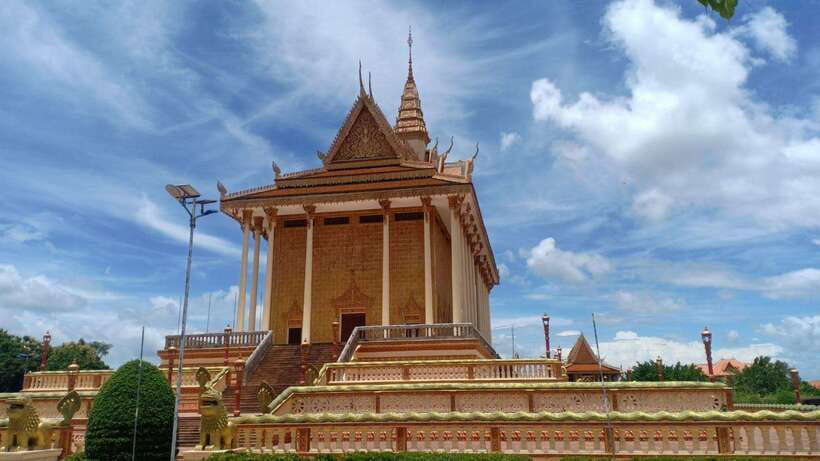 Oudong Mountain - Phnom Penh Former Capital Private Day Tour - The road north by tuk-tuk