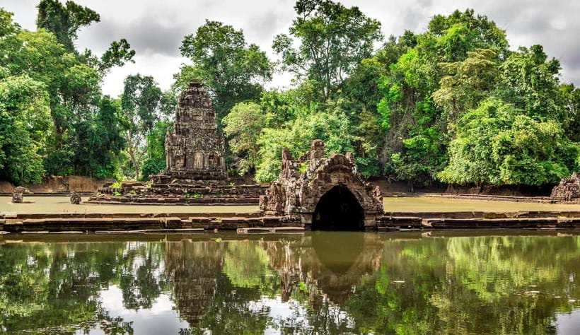Phnom Bakheng Sunset Tour, Pre Rup, Neak Pean, Preah Khan - Phnom Bakheng sunset and the 200-step climb
