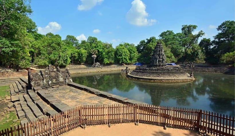 Phnom Bakheng Sunset Tour, Pre Rup, Neak Pean, Preah Khan - The guide can make the temples easier to understand