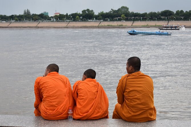Phnom Pehn City Must See Highlight Guided Tour - Saint 368: a practical pause in the middle
