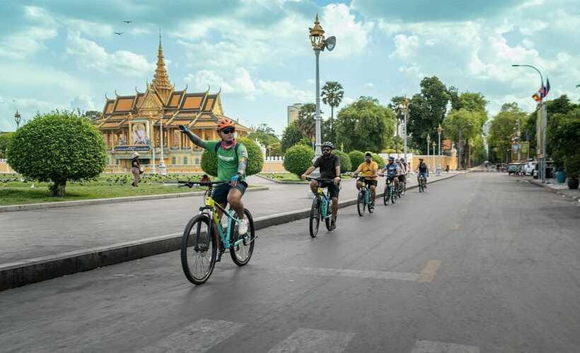 Phnom Penh: Bike & Boat Tour / E-Bike Available - Meeting Village Families in Stilted Homes