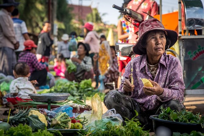 Phnom Penh city Tour by Cyclo - Wat Phnom and the story of Phnom Penh