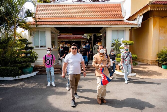 Phnom Penh Full Day Private Tour By Tuk Tuk or Taxi Car - Russian Market: a lighter final hour