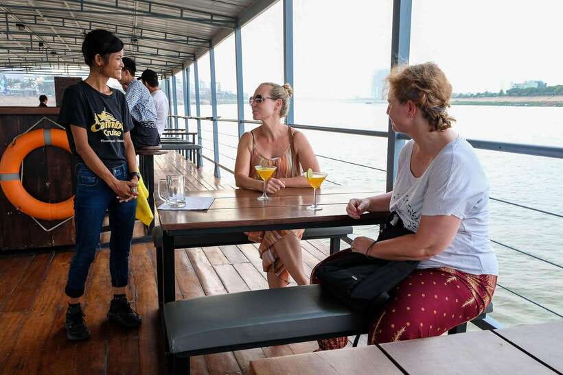 Phnom Penh: Mekong Sunset Dinner Cruise with Live Music - A slow ride past Phnom Penh’s river sights
