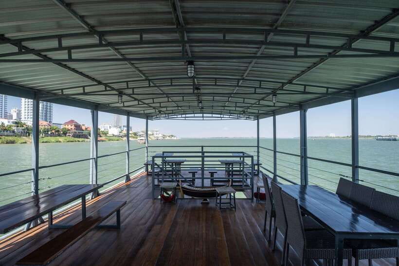 Phnom Penh: Mekong Sunset Dinner Cruise with Live Music - Khmer music gives the cruise its local character