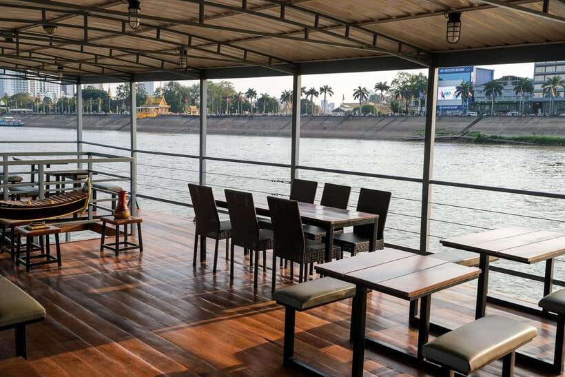 Phnom Penh: Mekong Sunset Dinner Cruise with Live Music - Who will enjoy this Mekong evening?