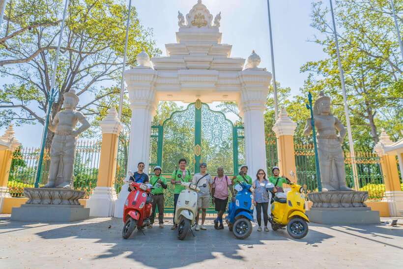 Phnom Penh: Morning Foodie, Market Walking & Street Art Tour - Phnom Penh street art beyond simple photo stops