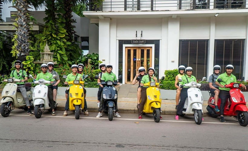 Phnom Penh: Morning Foodie, Market Walking & Street Art Tour - Tuk tuk or Vespa, and how the morning feels