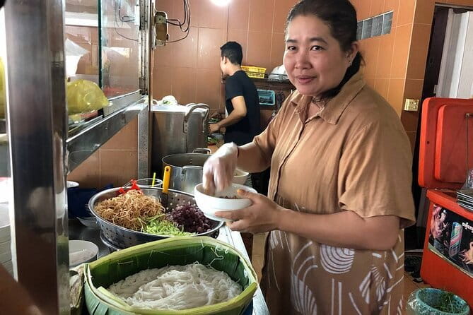 Phnom Penh Night City Highlights & Local Food tour by Tuktuk - Key points to know before booking