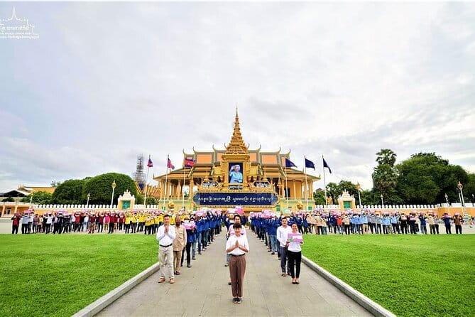 Phnom Penh Night City Highlights & Local Food tour by Tuktuk - Finishing with a beer at Bassac Lane