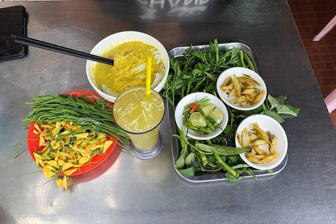 Phnom Penh Night City Highlights & Local Food tour by Tuktuk - What the $49 price includes