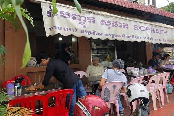 Phnom Penh Night City Highlights & Local Food tour by Tuktuk - The Royal Palace under evening lights