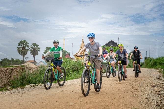 Phnom Penh Silk Island Bike Tour/ E-Bike or Tuk Tuk - Silk weaving and family workshops