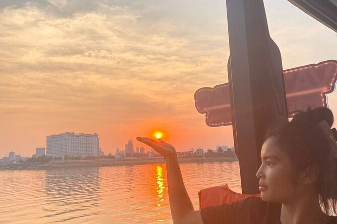 Phnom Penh: Sunset Cruise-Free Beers-Sodas-BBQ Buffet-fruit plate - The first 15 minutes, getting settled on the river