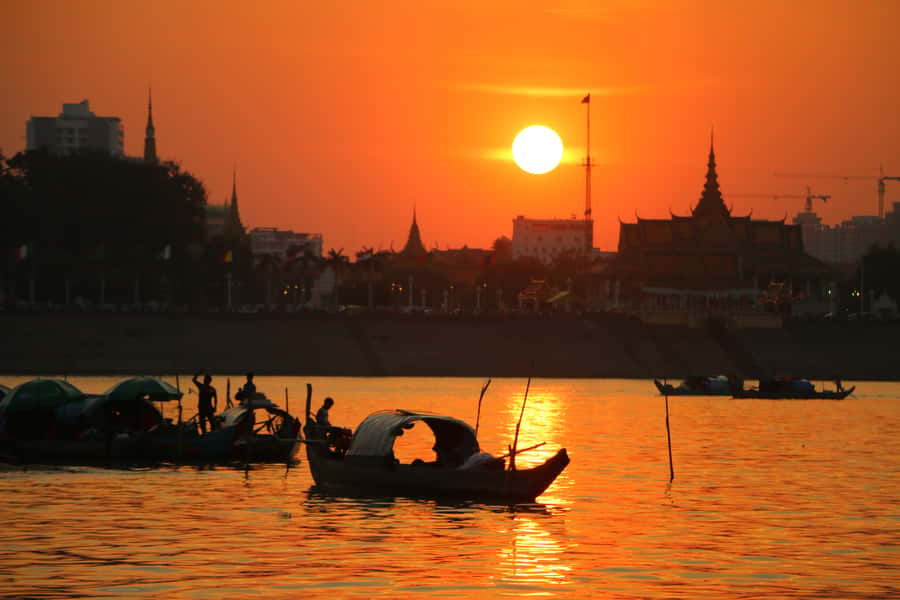 Phnom Penh: Sunset Cruise with Unlimited Beer &Fruit platter - The riverbank view: fishermen, boats and stilted homes