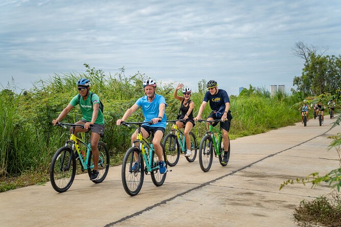 Phnom Penh to Silk Island Sunset Bike Tour/ E-Bike or Tuk Tuk - Who should book the bicycle and who should choose the e-bike?