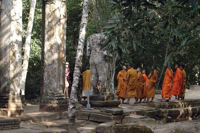 Preah Khan, Neak Pean and Pre-Rup Private Tour - Ta Som: a small temple in the trees