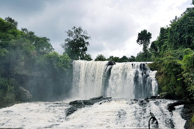Private 1Day Tour: Kulen mountain, Beng Mealea, - Cooling off at the waterfall