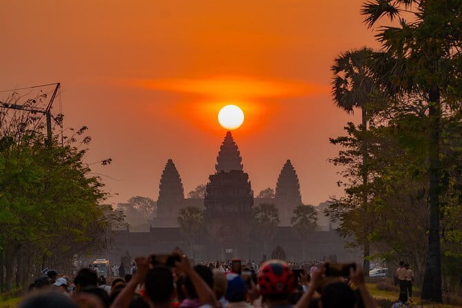 Private Angkor Wat Sunrise Guide Tour include Breakfast and Snack - A private guide and tuk-tuk driver change the pace