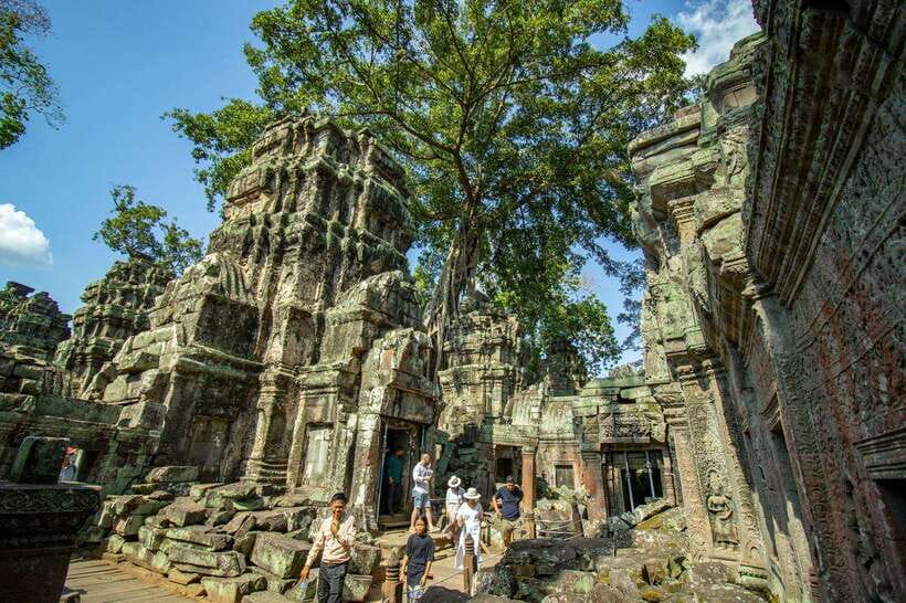 Private Angkor Wat Sunset Tour with Lunch and Snack Included - Reading the faces of Bayon Temple