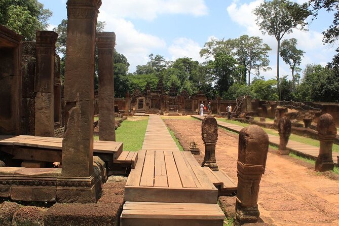 Private Banteay Srei and 4 Temples Guided Tour - What the English-speaking guide adds