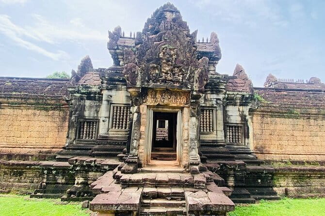 Private Kbal Spean Trekking Tour with Banteay Srei - The forest walk to the River of a Thousand Lingas