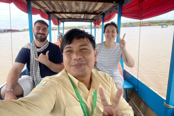 Private Kompong Phluk Floating Village Guided Tour - Boarding the motorboat at Chong Kneas