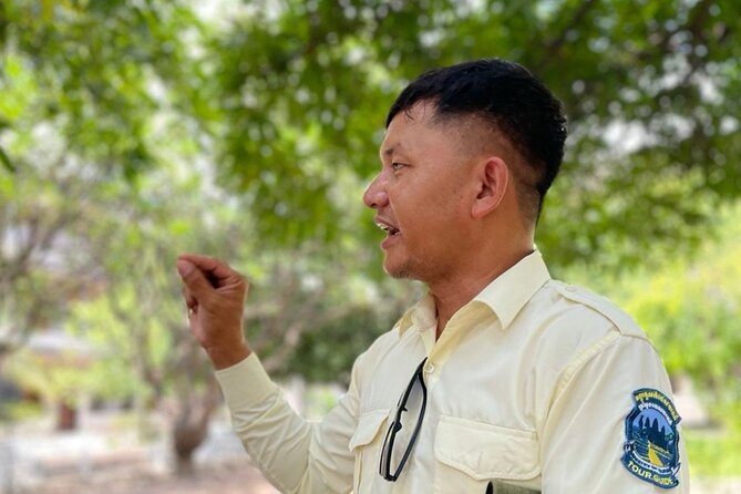 Private Phnom Penh Tour: Royal Palace & Killing Fields - Wat Phnom and the city’s founding legend