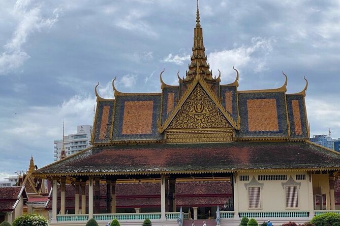 Private Phnom Penh Tour: Royal Palace & Killing Fields - Wat Ounalom beside the riverfront