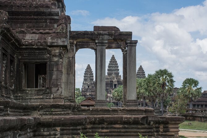 Private Sunrise Angkor Wat Tour with pickup from your hotel - Bayon’s carved faces and the Elephant Terrace