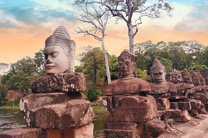 Private Tours Angkor Wat For 2 Days - Phnom Bakheng sunset requires patience