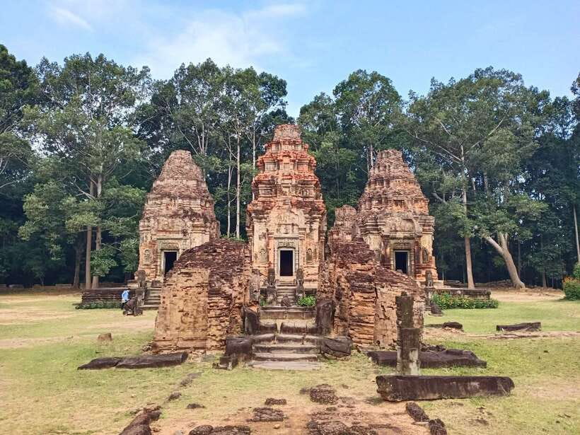 Private Trip to Banteay Srei, Rolous Group & Tonle Sap Lake - Banteay Srei, the small temple with the fine detail