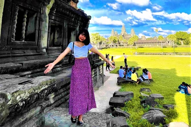 Siem Reap 2 Days Private Tour Angkor Wat and Floating Village - Bayon’s smiling faces and the royal center