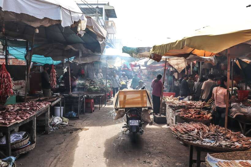 Siem Reap: 3-Hour Behind-the-Scenes Tuk-Tuk Tour - What the guide and tuk-tuk add