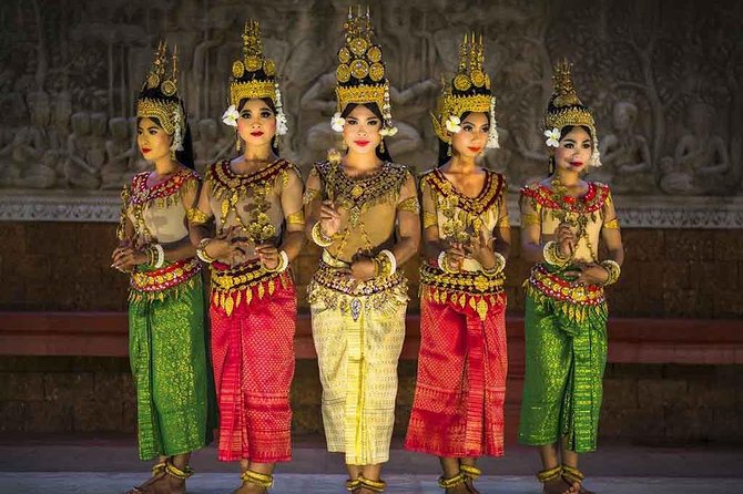 Siem Reap: Amazing Apsara Dance Show with Dinner &Hotel Transfers - Practical details that affect the evening