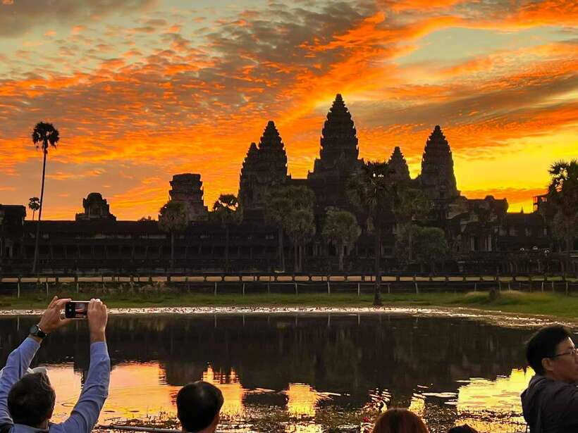 Siem Reap: Angkor Wat 2-Day Tour with Sunrise and Sunset - Day one: Angkor Wat before the heat