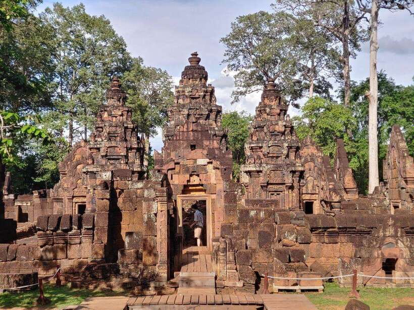 Siem Reap: Angkor Wat, Angkor Thom, and Banteay Srei Tour - Angkor Wat gives the morning its scale