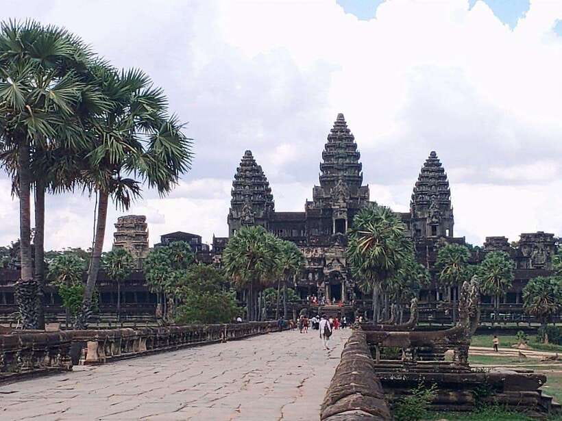 Siem Reap: Angkor Wat, Angkor Thom, and Banteay Srei Tour - Baphuon and the terraces add context