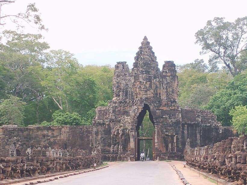 Siem Reap: Angkor Wat, Angkor Thom, and Banteay Srei Tour - Lunch at Srah Srang breaks up the heat