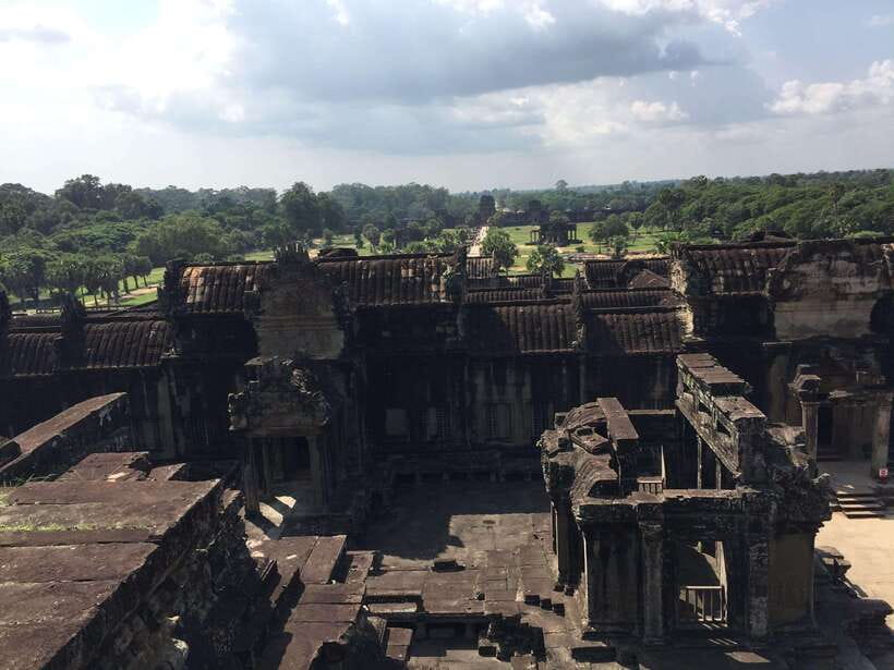 Siem Reap: Angkor Wat Half-Day Trip with Local Guide - Reading the carved galleries with a local guide