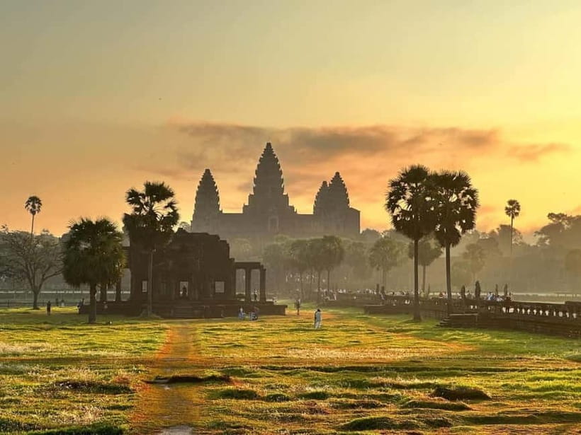 Siem Reap: Angkor Wat Private Tour with Sunrise - Sunrise at Angkor Wat, with a 5:00 AM start