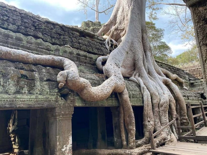 Siem Reap: Angkor Wat Small-Group Day Tour - Bayon’s stone faces and Angkor Thom’s royal center