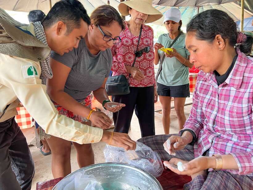 Siem Reap: Angkor Wat Small-Group Day Tour and Sunset - Transport, group size, and guide service