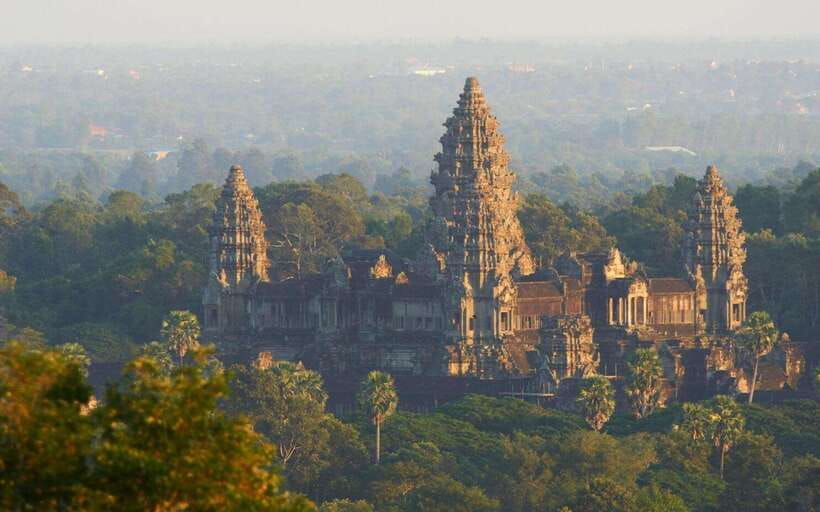 Siem Reap: Angkor Wat Small-Group Full Day Tour and Sunset - Bayon’s stone faces and the value of a good guide