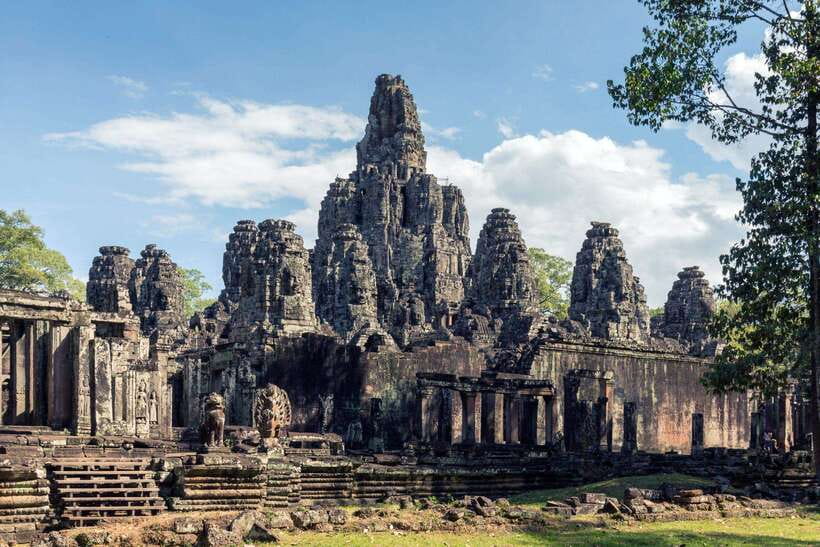 Siem Reap: Angkor Wat Small-Group Full Day Tour and Sunset - Entering Angkor Thom through the Great Royal City