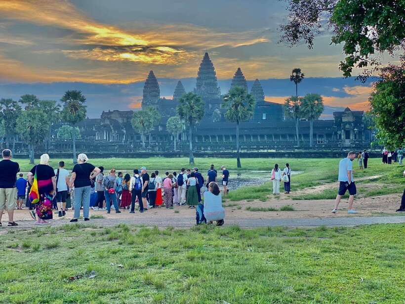 Siem Reap: Angkor Wat: Small-Group Sunrise or Sunset Tour - Angkor Thom and the many faces of Bayon
