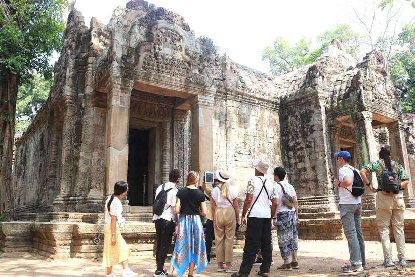 Siem Reap: Angkor Wat: Small-Group Sunrise Tour - Angkor Thom and the many faces of Bayon