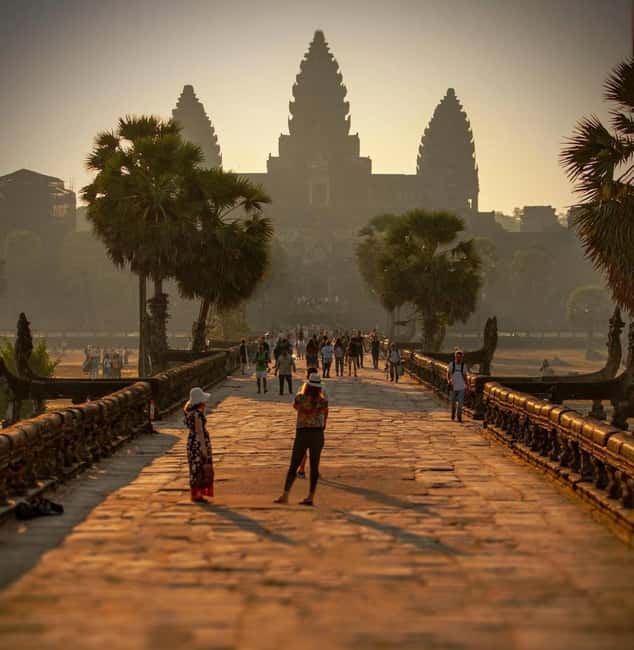 Siem Reap: Angkor Wat Small Group Tour with Spanish Guide - Starting at Angkor Thom’s South Gate