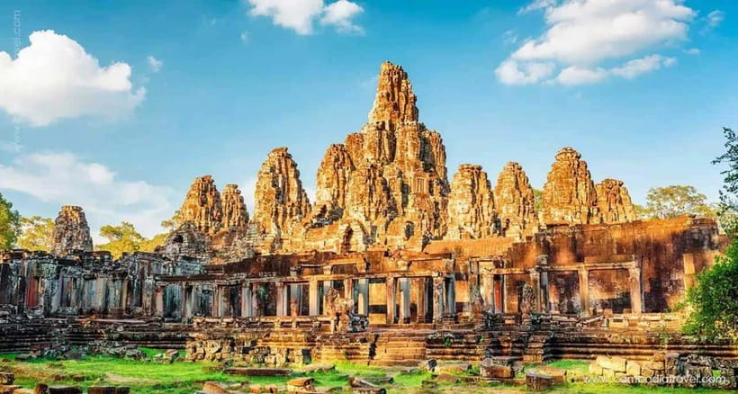 Siem Reap: Angkor Wat Small Group Tour with Spanish Guide - Bayon, Baphuon, and the old royal center
