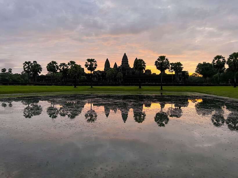 Siem Reap: Angkor Wat Sunrise and Market Tour by Jeep - Sras Srang and the Khmer breakfast stop